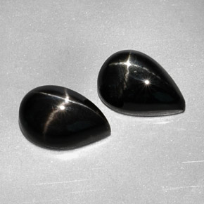 カラットの天然黒スターダイオプサイド（10×7 mm・洋梨の形）