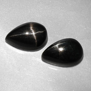 カラットの天然黒スターダイオプサイド（9.1×6 mm・洋梨の形）