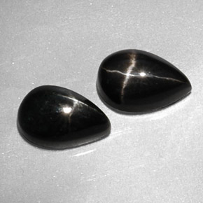 カラットの天然黒スターダイオプサイド（9.1×6 mm・洋梨の形）