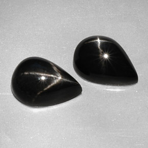 カラットの天然黒スターダイオプサイド（10.2×7.1 mm・洋梨の形）