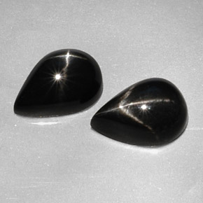 カラットの天然黒スターダイオプサイド（10.2×7.1 mm・洋梨の形）