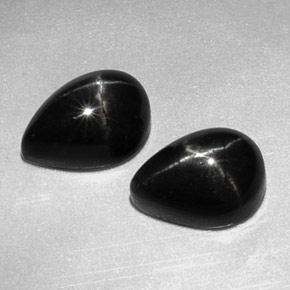 カラットの天然黒スターダイオプサイド（10.1×7.1 mm・洋梨の形）