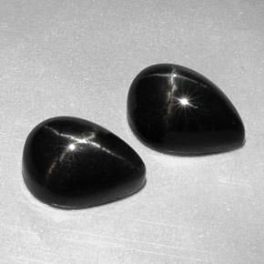 カラットの天然黒スターダイオプサイド（10.1×7.1 mm・洋梨の形）
