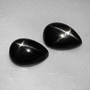 カラットの天然黒スターダイオプサイド（10×7.1 mm・洋梨の形）