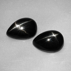 カラットの天然黒スターダイオプサイド（10×7.1 mm・洋梨の形）