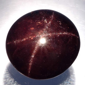 21.50カラットの天然赤みがかった黒スターガーネット（14.3×13.5 mm・オーバルカット）