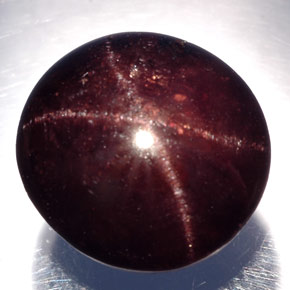 21.50カラットの天然赤みがかった黒スターガーネット（14.3×13.5 mm・オーバルカット）
