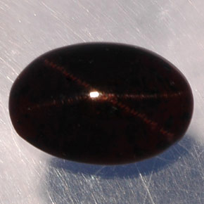 3.87カラットの天然赤みがかった黒スターガーネット（10.6×7.2 mm・オーバルカット）
