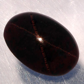 3.87カラットの天然赤みがかった黒スターガーネット（10.6×7.2 mm・オーバルカット）