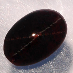 3.87カラットの天然赤みがかった黒スターガーネット（10.6×7.2 mm・オーバルカット）