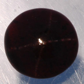 4.36カラットの天然赤みがかった黒スターガーネット（9.07 mm・ラウンドカット）