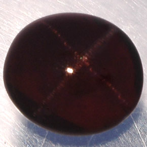 3.81カラットの天然赤みがかった黒スターガーネット（8.9×8 mm・オーバルカット）