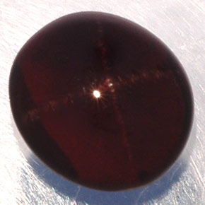 3.81カラットの天然赤みがかった黒スターガーネット（8.9×8 mm・オーバルカット）