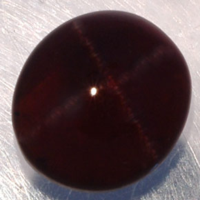 3.81カラットの天然赤みがかった黒スターガーネット（8.9×8 mm・オーバルカット）