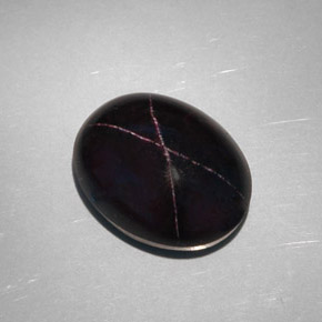 28.81カラットの天然赤みがかった黒スターガーネット（18.8×14.6 mm・オーバルカット）