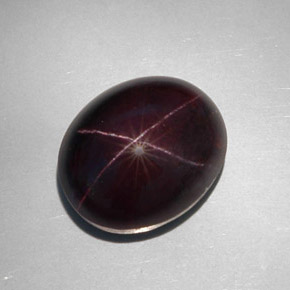 34.12カラットの天然赤みがかった黒スターガーネット（18.1×15 mm・オーバルカット）