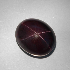 34.12カラットの天然赤みがかった黒スターガーネット（18.1×15 mm・オーバルカット）