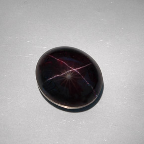 32.55カラットの天然赤みがかった黒スターガーネット（17×14.9 mm・オーバルカット）