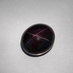 32.55カラットの天然赤みがかった黒スターガーネット（17×14.9 mm・オーバルカット）