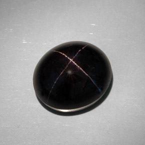 35.68カラットの天然赤みがかった黒スターガーネット（17.6×15.3 mm・オーバルカット）