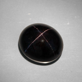 35.68カラットの天然赤みがかった黒スターガーネット（17.6×15.3 mm・オーバルカット）