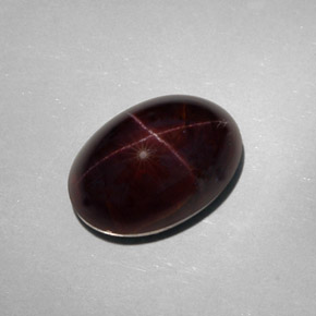 25.18カラットの天然赤みがかった黒スターガーネット（17.5×12.1 mm・オーバルカット）