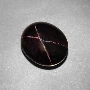 9.54カラットの天然赤みがかった黒スターガーネット（12.8×10.7 mm・オーバルカット）