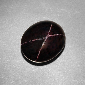 9.54カラットの天然赤みがかった黒スターガーネット（12.8×10.7 mm・オーバルカット）