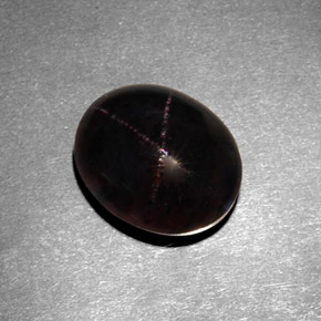7.21カラットの天然赤みがかった黒スターガーネット（11.9×9.7 mm・オーバルカット）