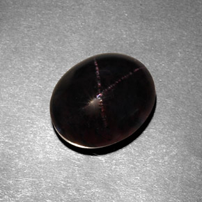 7.21カラットの天然赤みがかった黒スターガーネット（11.9×9.7 mm・オーバルカット）