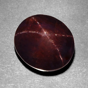 12.22カラットの天然ブラック＆レッドスターガーネット（13.2×11.6 mm・オーバルカット）