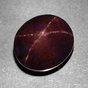 12.22カラットの天然ブラック＆レッドスターガーネット（13.2×11.6 mm・オーバルカット）
