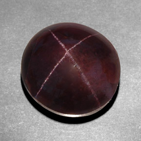 18.95カラットの天然ブラック＆レッドスターガーネット（14.5×13.6 mm・オーバルカット）