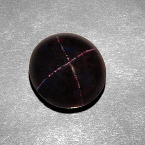 8.43カラットの天然赤みがかった黒スターガーネット（11.9×11.1 mm・オーバルカット）