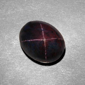 8.98カラットの天然赤みがかった黒スターガーネット（12.3×9.7 mm・オーバルカット）