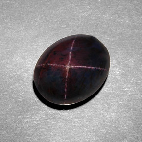8.98カラットの天然赤みがかった黒スターガーネット（12.3×9.7 mm・オーバルカット）