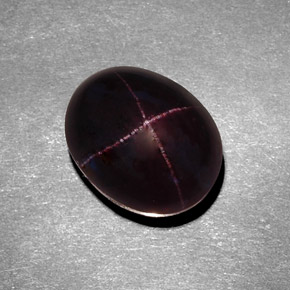 11.14カラットの天然ブラック＆レッドスターガーネット（12.5×10 mm・オーバルカット）