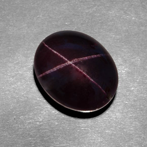 12.20カラットの天然ブラック＆レッドスターガーネット（13.3×10.7 mm・オーバルカット）