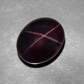 12.20カラットの天然ブラック＆レッドスターガーネット（13.3×10.7 mm・オーバルカット）