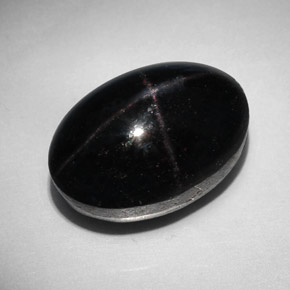 31.96カラットの天然赤みがかった黒スターガーネット（18.4×12.5 mm・オーバルカット）
