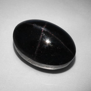 31.96カラットの天然赤みがかった黒スターガーネット（18.4×12.5 mm・オーバルカット）