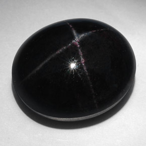 52.94カラットの天然赤みがかった黒スターガーネット（21.5×18.3 mm・オーバルカット）