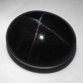 52.94カラットの天然赤みがかった黒スターガーネット（21.5×18.3 mm・オーバルカット）