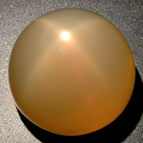25.04カラットの天然オレンジクリームスタームーンストーン（16.26 mm・透明）
