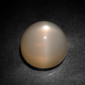 28.75カラットの天然オレンジクリームスタームーンストーン（17.45 mm・透明）