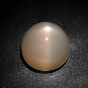28.75カラットの天然オレンジクリームスタームーンストーン（17.45 mm・透明）