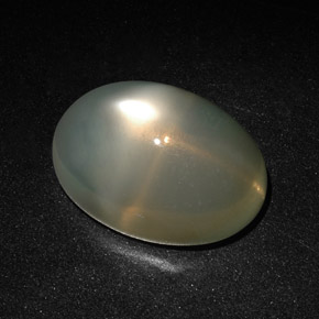27.77カラットの天然クリームスタームーンストーン（22.1×15.5 mm・透明）