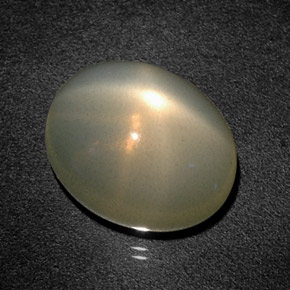 12.93カラットの天然グリーンスタームーンストーン（15.4×12.5 mm・透明）