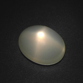 13.21カラットの天然グリーンスタームーンストーン（15.7×12.3 mm・透明）