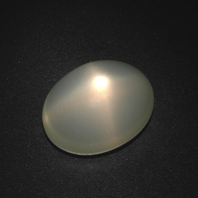 13.21カラットの天然グリーンスタームーンストーン（15.7×12.3 mm・透明）